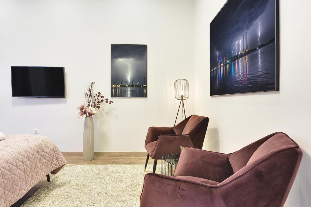 D&A Central Luxury Apartments With Free Parking プーラ エクステリア 写真